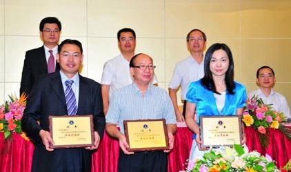 广东联建律师事务所荣获首届广东省律师行业期刊评比“优秀刊物奖”、“最佳封面奖”, 网站评比“三等奖”三项荣誉称号。 广东联建律师事务所荣获首届广东省律师行业期刊评比“优秀刊物奖”、“最佳封面奖”, 网站评比“三等奖”三项荣誉称号。