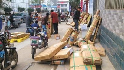 每天下午四五点钟，“网商一条街”的各个物流网店前都聚满了来发货的农民网商
