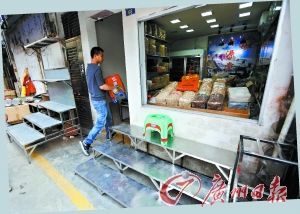9:00 闻讯紧急收档昨日,本报报道的染磺超标的68号商铺在执法人员赶到前紧急收摊关门。