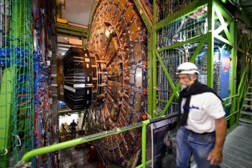 2013年7月19日，一名负责维修工作的工人走过欧洲核子研究组织（CERN）的大型强子对撞机。