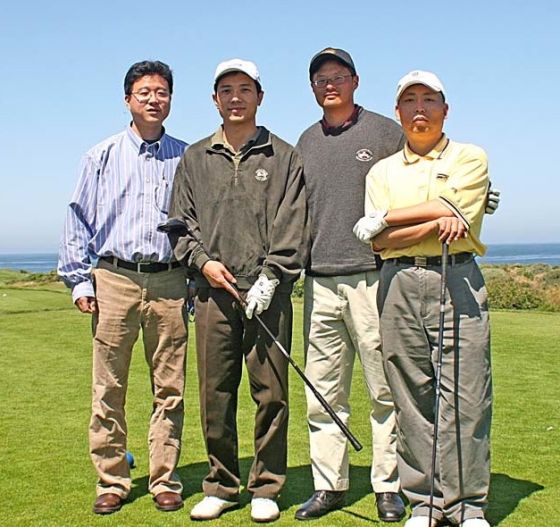 2005年美国加州Pebble Beach中美互联网峰会上,左一网易创始人丁磊、左二百度CEO李彦宏、左三雅虎联合创始人杨致远