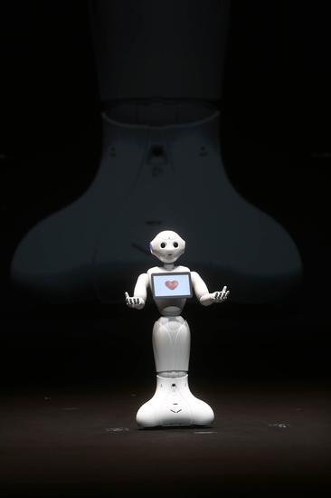 马云：30年内机器人产业会飞跃发展