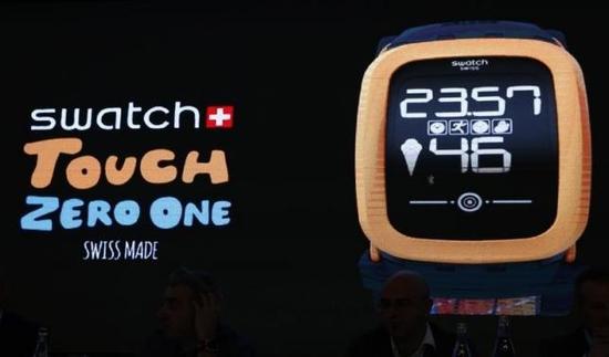 今年三月，Swatch在年度新闻会议上展出的Touch Zero One智能手表。