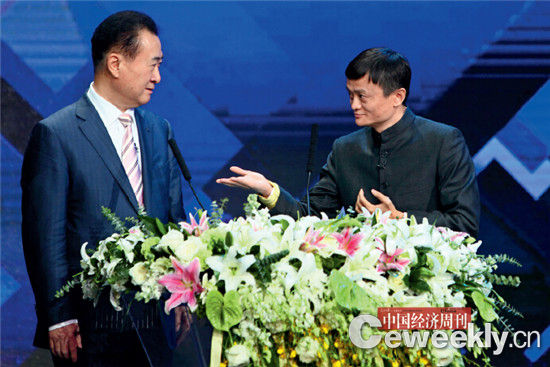 图为2013年12月12日，王健林与马云作为颁奖嘉宾共同出席由央视财经频道主办的第十四届中国经济年度人物颁奖典礼。《中国经济周刊》 资料库