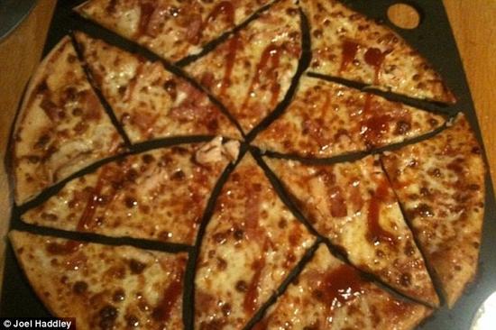 英国利物浦大学两位数学家设计了一个奇妙的披萨切分流程，该流程不仅仅能够将披萨完美地切分成12等份的小片，而且可以一直切分下去没有极限，甚至可以切分成弯弯曲曲的怪异形状。