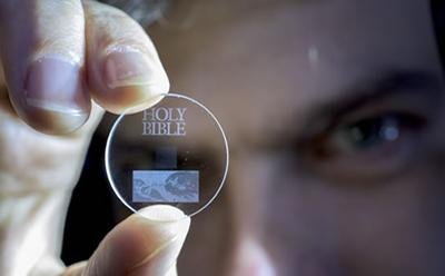 5D玻璃盘片空降：容量秒硬盘，数据可存百亿年