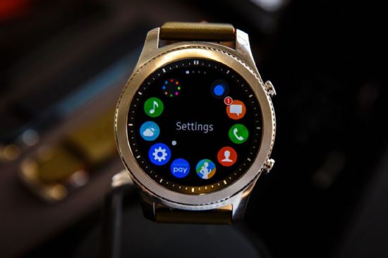 "三星移动通讯及可穿戴设备市场执行副总裁李英熙表示,"三星gear s2以