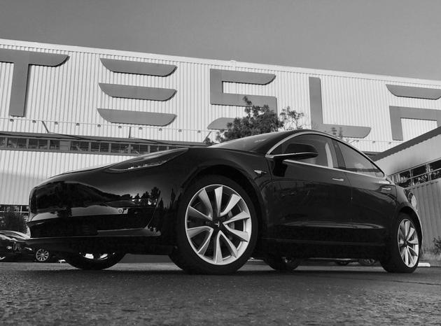 量产版 Tesla Model 3 首度亮相，马斯克发Twitter展示照片