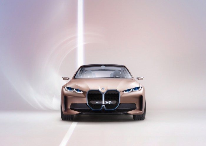 宝马发布i4概念车：采用品牌新标识，明年上市