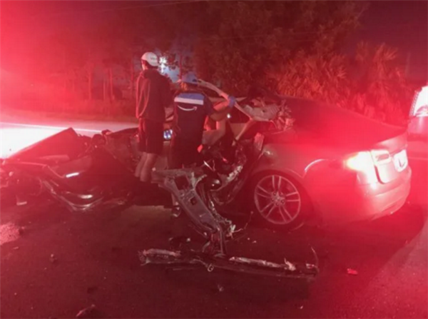 特斯拉Model S严重车祸 A柱被18轮重卡“撞没”！驾乘人员幸存