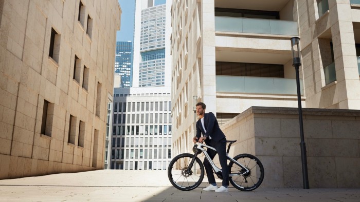 2 Porsche eBike SPORT_mood-urban.jpeg