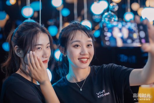 图片包含 人, 年轻, 站, 桌子
描述已自动生成