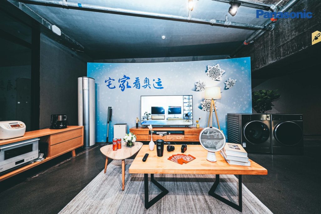 图片包含 室内, 房间, 桌子, 活
描述已自动生成