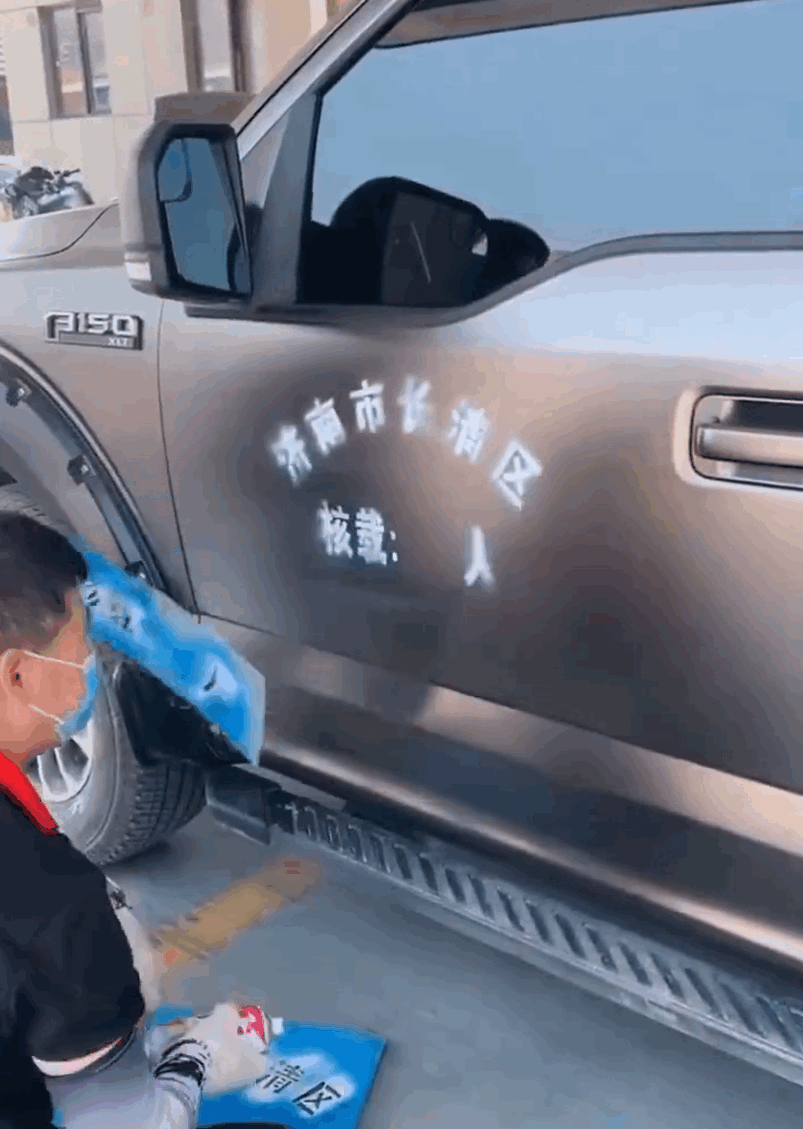 百万级皮卡福特F-150被车管所喷字 核载5人 网友：瞬间成“五菱”了