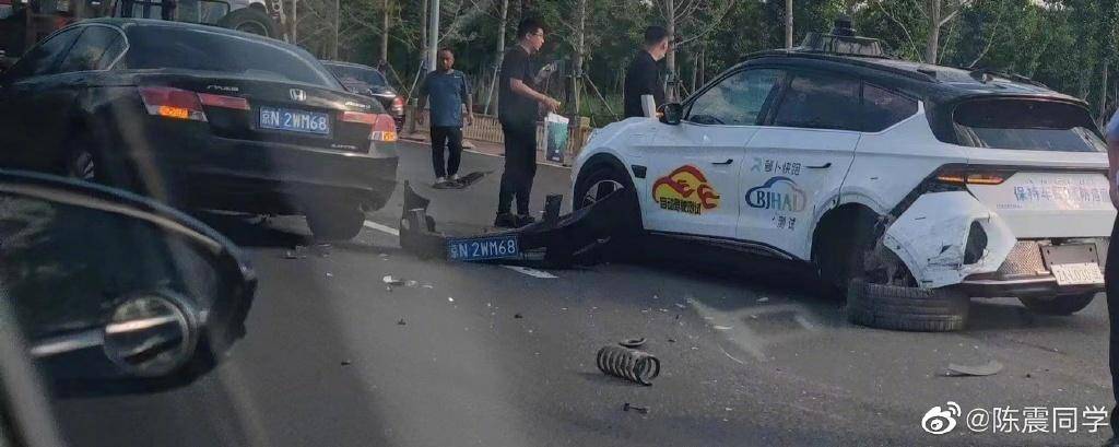 百度“萝卜快跑”无人车出车祸，回应：被后车追尾，无人员伤亡