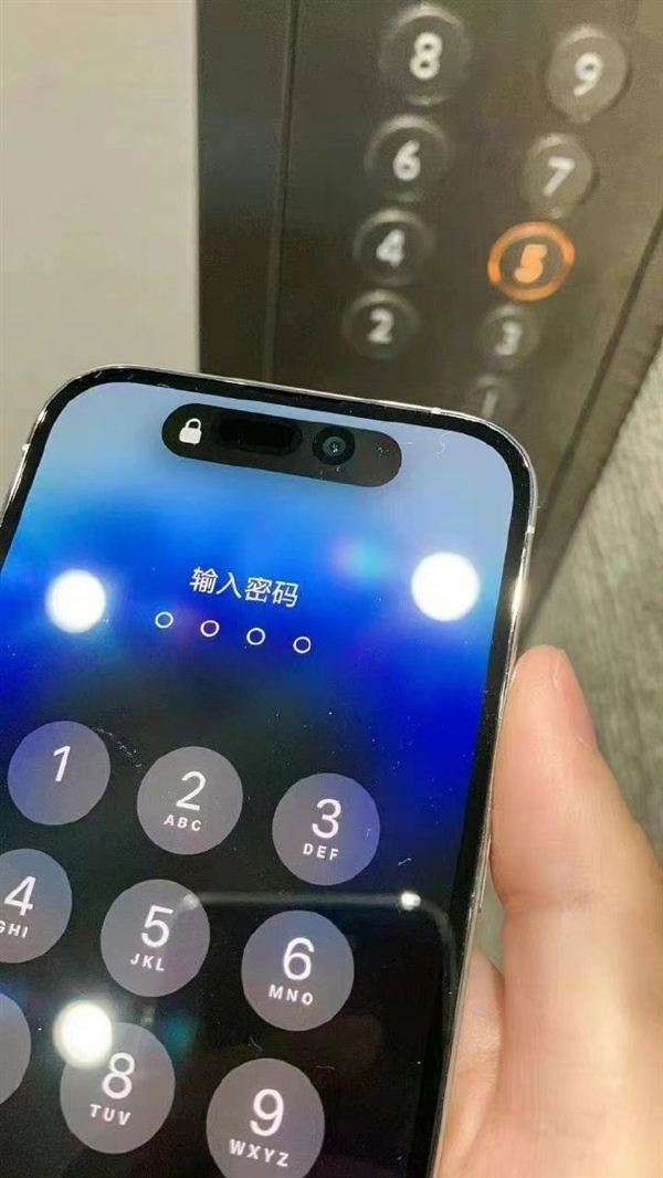 iPhone 14 Pro灵动岛横屏状态展示：跟挖孔分开了