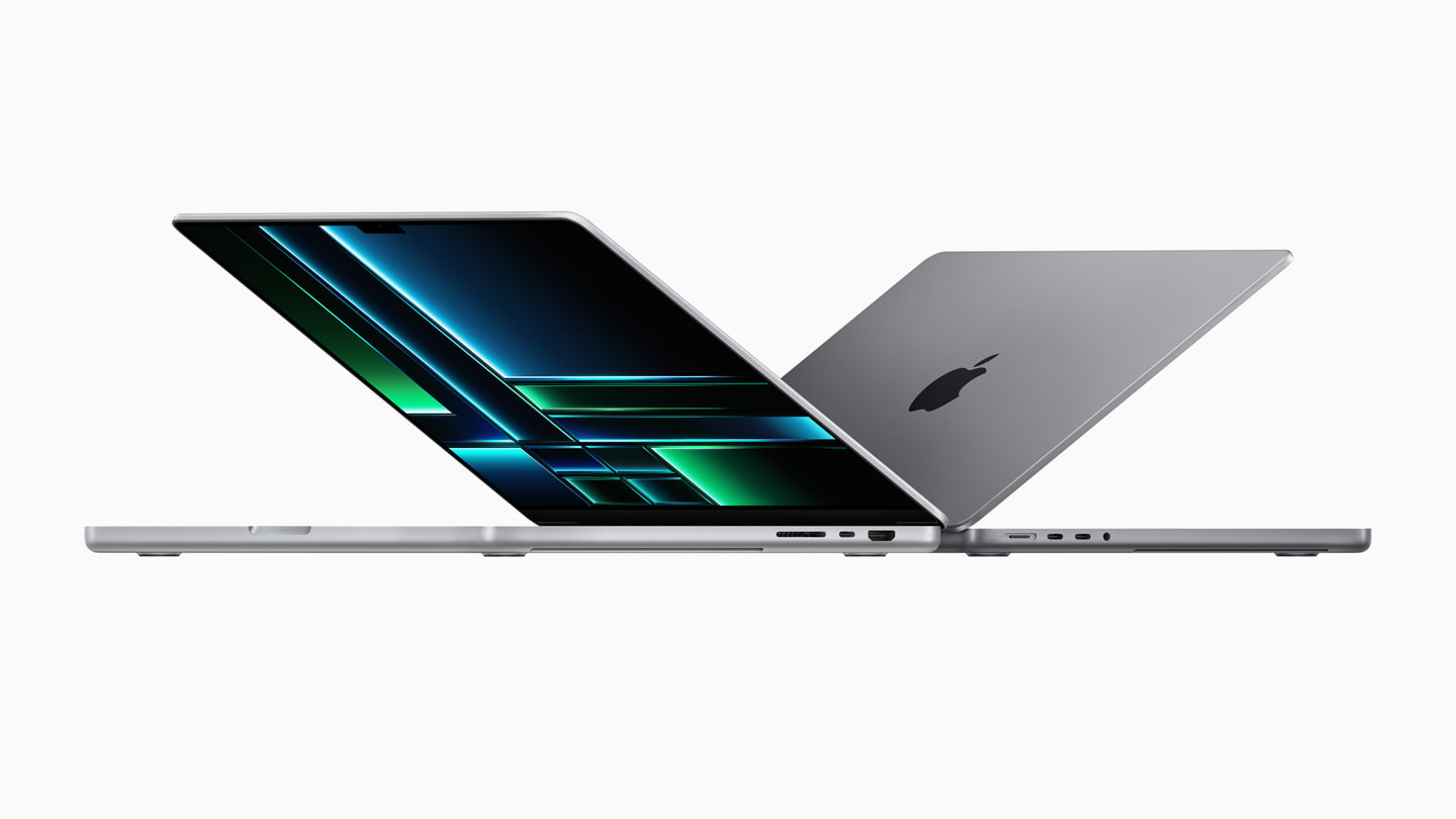 两款 MacBook Pro 设备背靠背放置展示。
