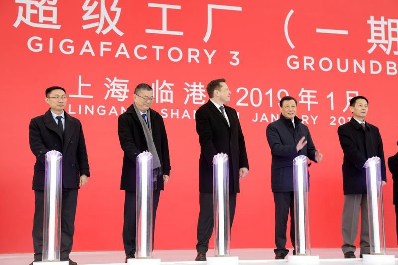 朱晓彤(最左)与马斯克出席上海工厂动工仪式