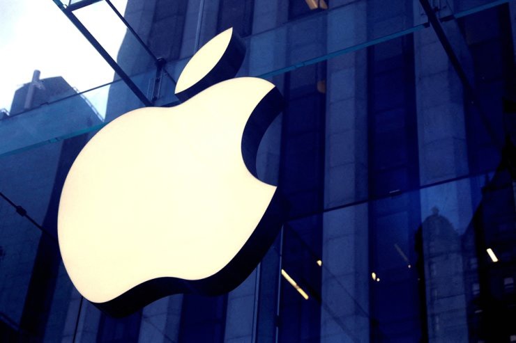                                                                                                  The Apple logo is seen hanging at the entrance to the Apple store on 5th Avenue in Manhattan, New York, U.S. Reuters-Yonhap                        