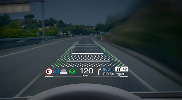 三联大屏+增强现实抬头显示：保时捷首款纯电SUV内饰曝光