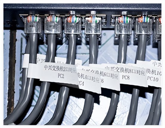 图片包含 桌子, 红酒, 站, 女人
AI 生成的内容可能不正确。