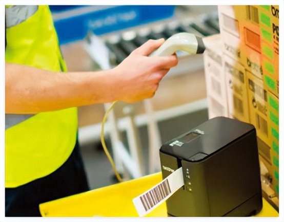 图片包含 室内, 人, 桌子, 男人
AI 生成的内容可能不正确。