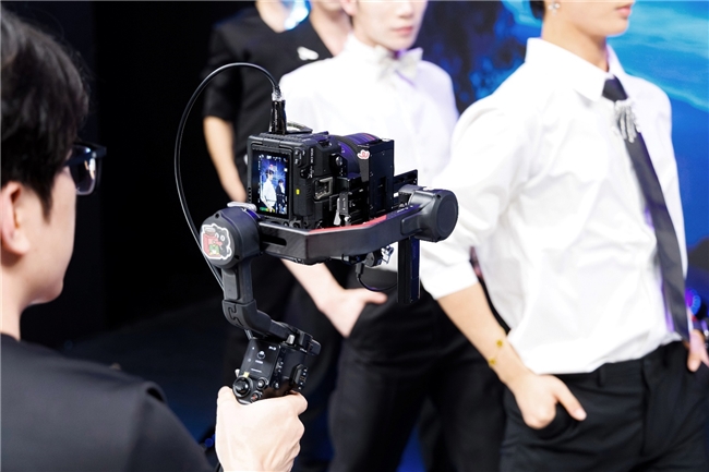 佳能EOS C50 团播首秀惊艳无忧之夜,明星感直播助推流量破百亿