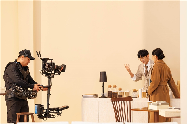 佳能携手胡可直播间 以“明星感”视听语言探索高端直播新标准