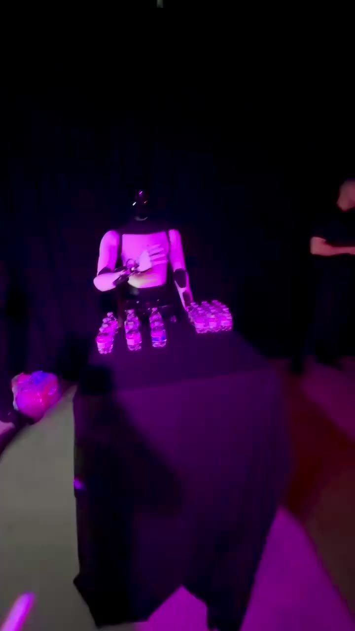 特斯拉 Optimus 人形机器人演示时摔倒,手忙脚乱“摘头显”露了馅