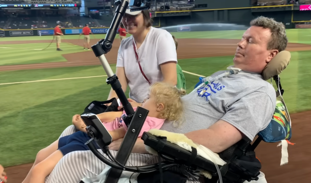 马斯克脑机接口意念控制机械臂!演示者获得钢铁之吻,理论上可控制一切