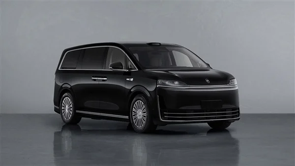 赵长江晒与智界V9合照 鸿蒙智行首款MPV发布在即