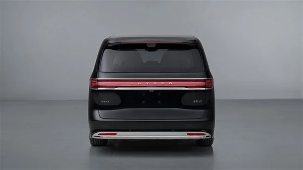 赵长江晒与智界V9合照 鸿蒙智行首款MPV发布在即