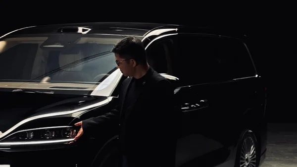 赵长江晒与智界V9合照 鸿蒙智行首款MPV发布在即