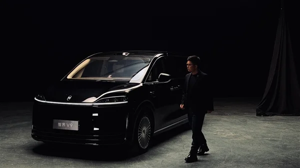 赵长江晒与智界V9合照 鸿蒙智行首款MPV发布在即