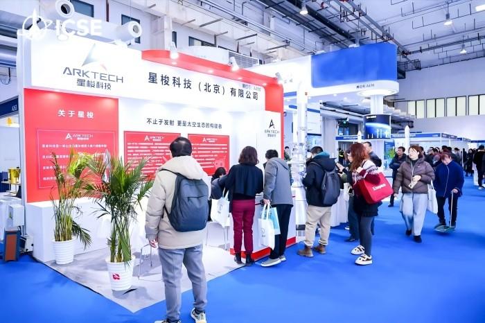 星梭科技展台前密集的游客；图片来源@2026北京国际商业航天展览会