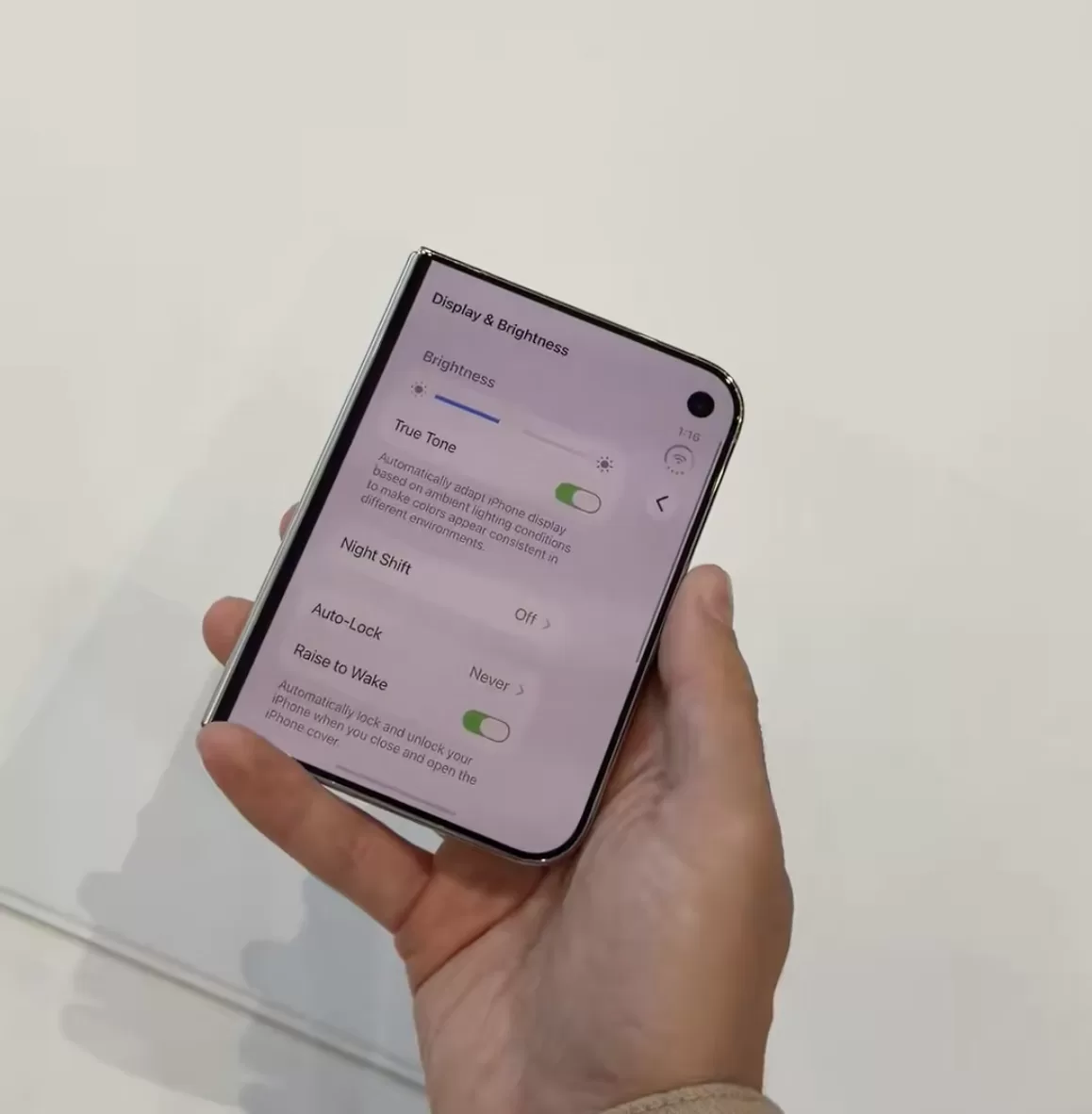 苹果 iPhone Duo 手机新增“Shift Left Edge”功能:开启后加粗左黑边,解决保护壳轻微遮挡外屏问题