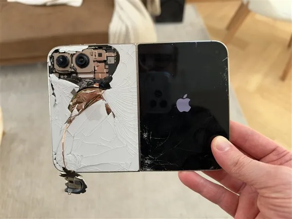 iPhone Duo首碎：刚到手就摔了 换后盖1598元