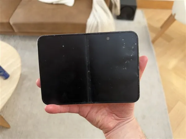 iPhone Duo首碎：刚到手就摔了 换后盖1598元